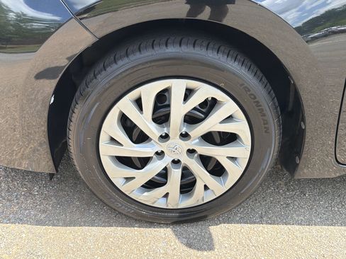 Used 2017 Toyota Corolla LE FWD image 11
