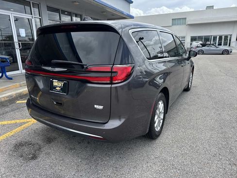 Used 2023 Chrysler Pacifica Touring-L FWD image 8