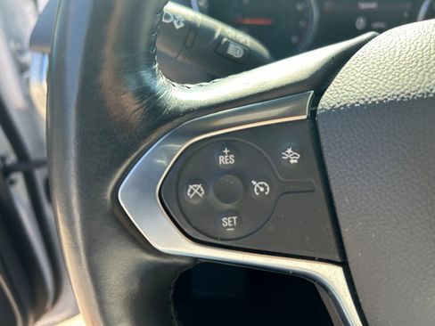 Used 2022 Chevrolet Traverse LT FWD image 18