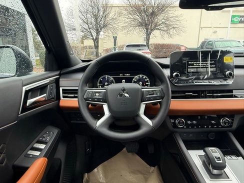 Used 2025 Mitsubishi Outlander SEL image 24