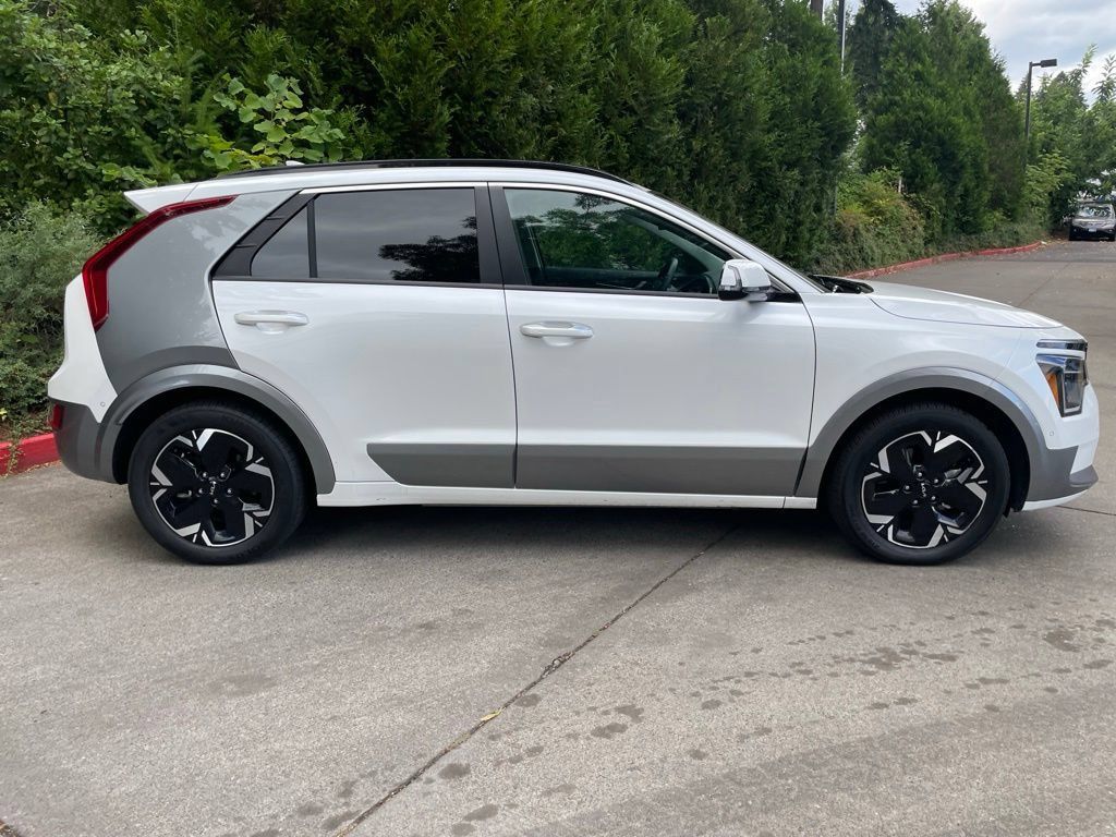Certified 2023 Kia Niro Wave w/ Wave Preserve Package FWD image 3