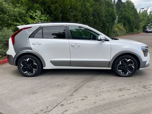 Certified 2023 Kia Niro Wave w/ Wave Preserve Package FWD image 3