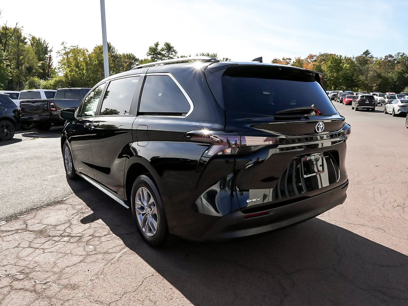 Used 2025 Toyota Sienna XLE FWD image 4