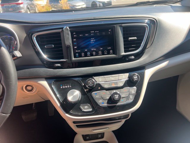 Used 2020 Chrysler Pacifica Touring-L FWD image 8