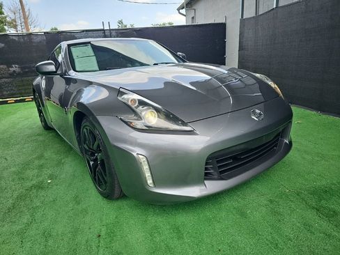 Used 2017 Nissan 370Z Coupe RWD image 2