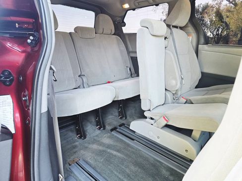 Used 2017 Toyota Sienna LE image 36