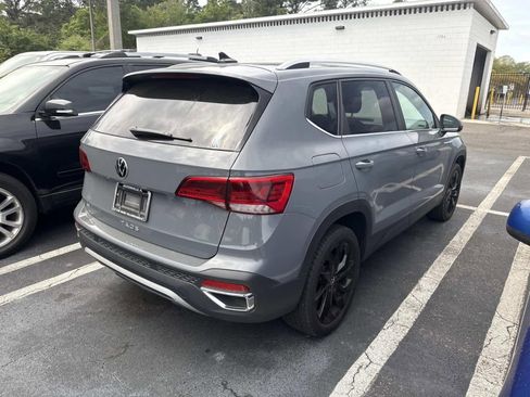 Used 2023 Volkswagen Taos SE w/ Panoramic Sunroof Package FWD image 4