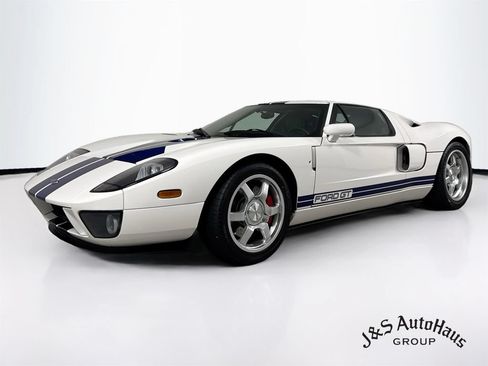 Used 2005 Ford GT RWD image 3