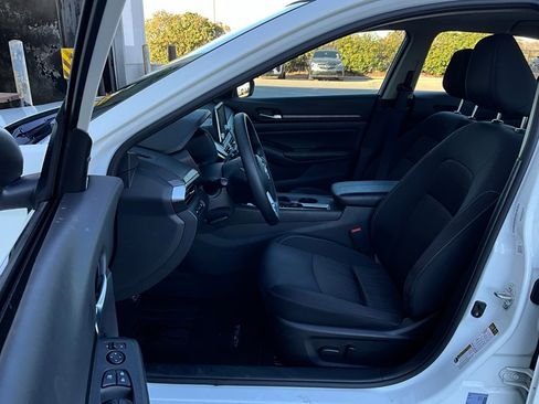 Used 2025 Nissan Altima 2.5 SV image 10