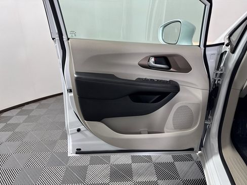 Used 2017 Chrysler Pacifica Touring-L image 29