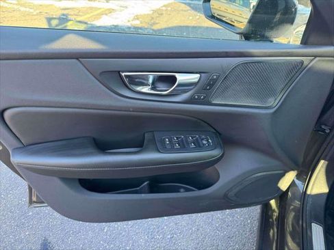 Used 2019 Volvo S60 T6 Momentum w/ Multimedia Package image 15