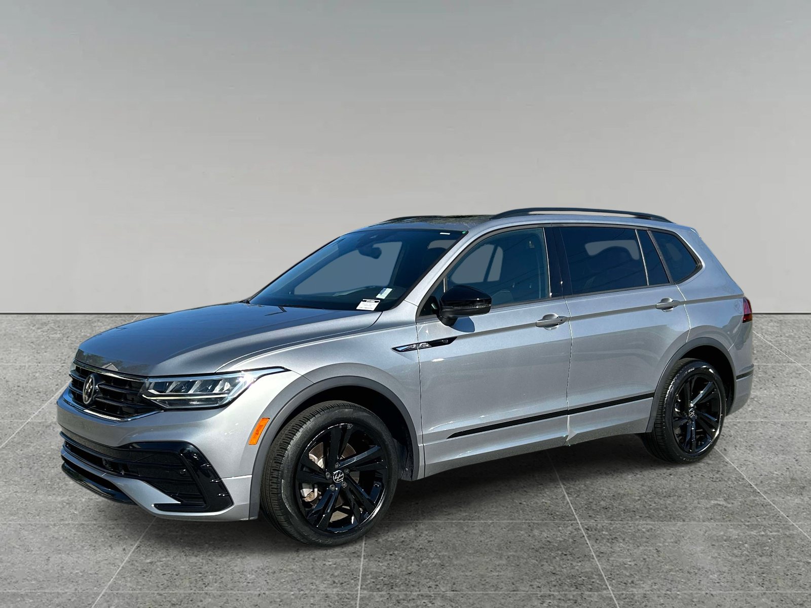Used 2023 Volkswagen Tiguan SE R-Line FWD image 1