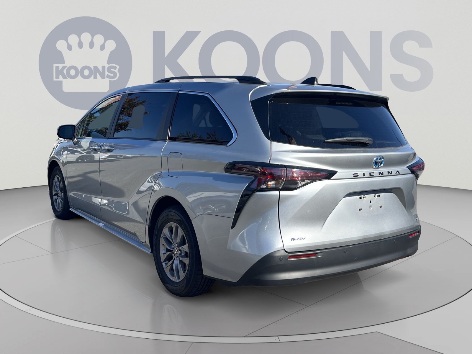 Used 2025 Toyota Sienna XLE FWD image 8
