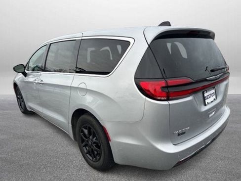 Used 2024 Chrysler Pacifica Touring-L image 8