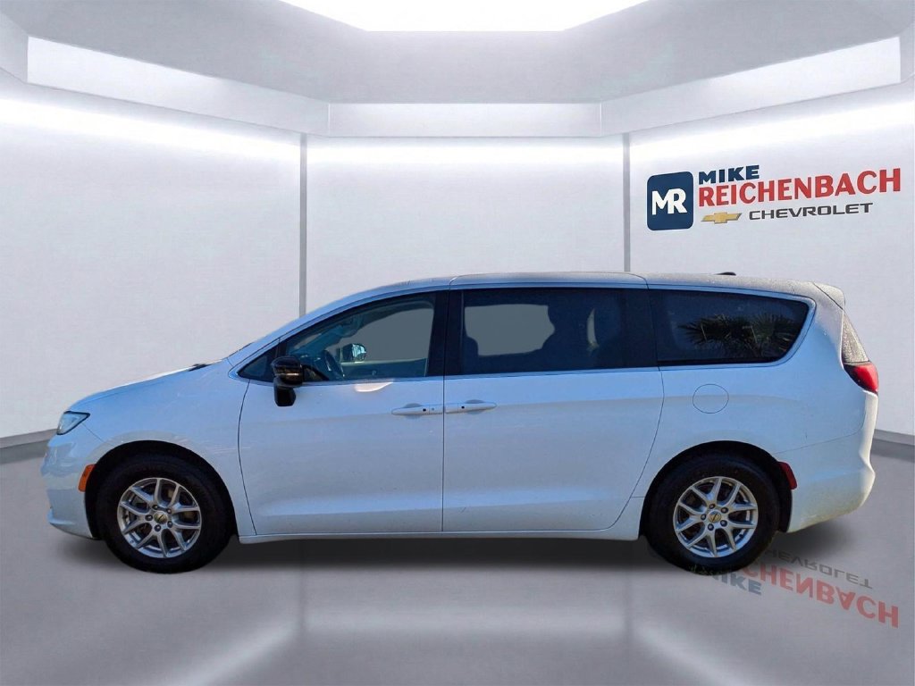 Used 2024 Chrysler Pacifica Touring-L FWD image 7
