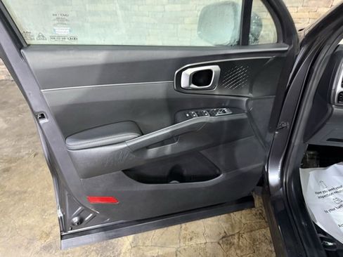 Used 2022 Kia Sorento EX w/ Panoramic Sunroof Package image 11
