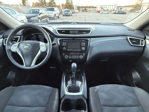 Used 2016 Nissan Rogue SV image 3