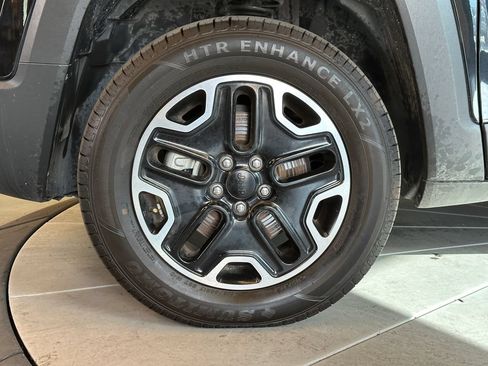 Used 2017 Jeep Renegade Trailhawk w/ Premium Trailhawk Package AWD/4WD image 25