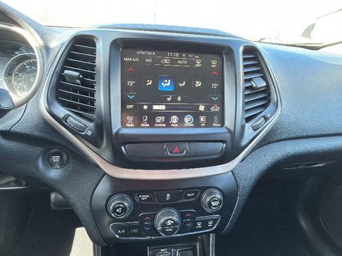 Used 2017 Jeep Cherokee Limited image 19