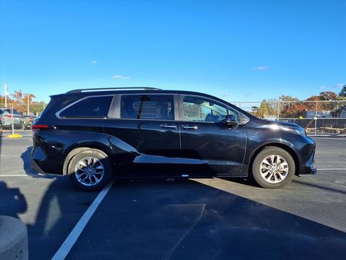 Certified 2024 Toyota Sienna XLE image 4