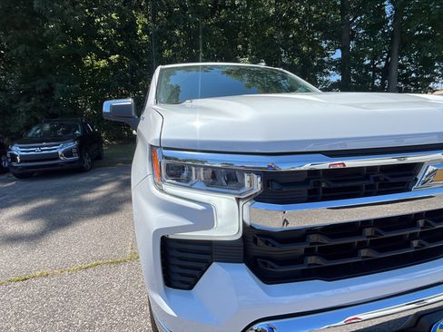 Used 2026 Chevrolet Silverado 1500 LT AWD/4WD image 9