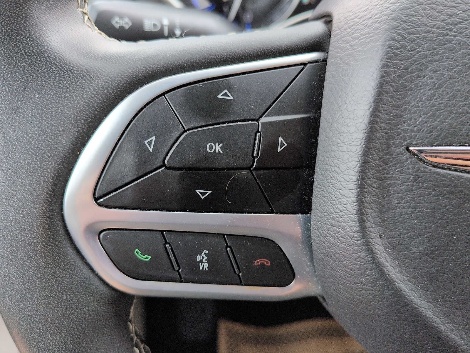 Used 2024 Chrysler Pacifica Touring-L FWD image 17