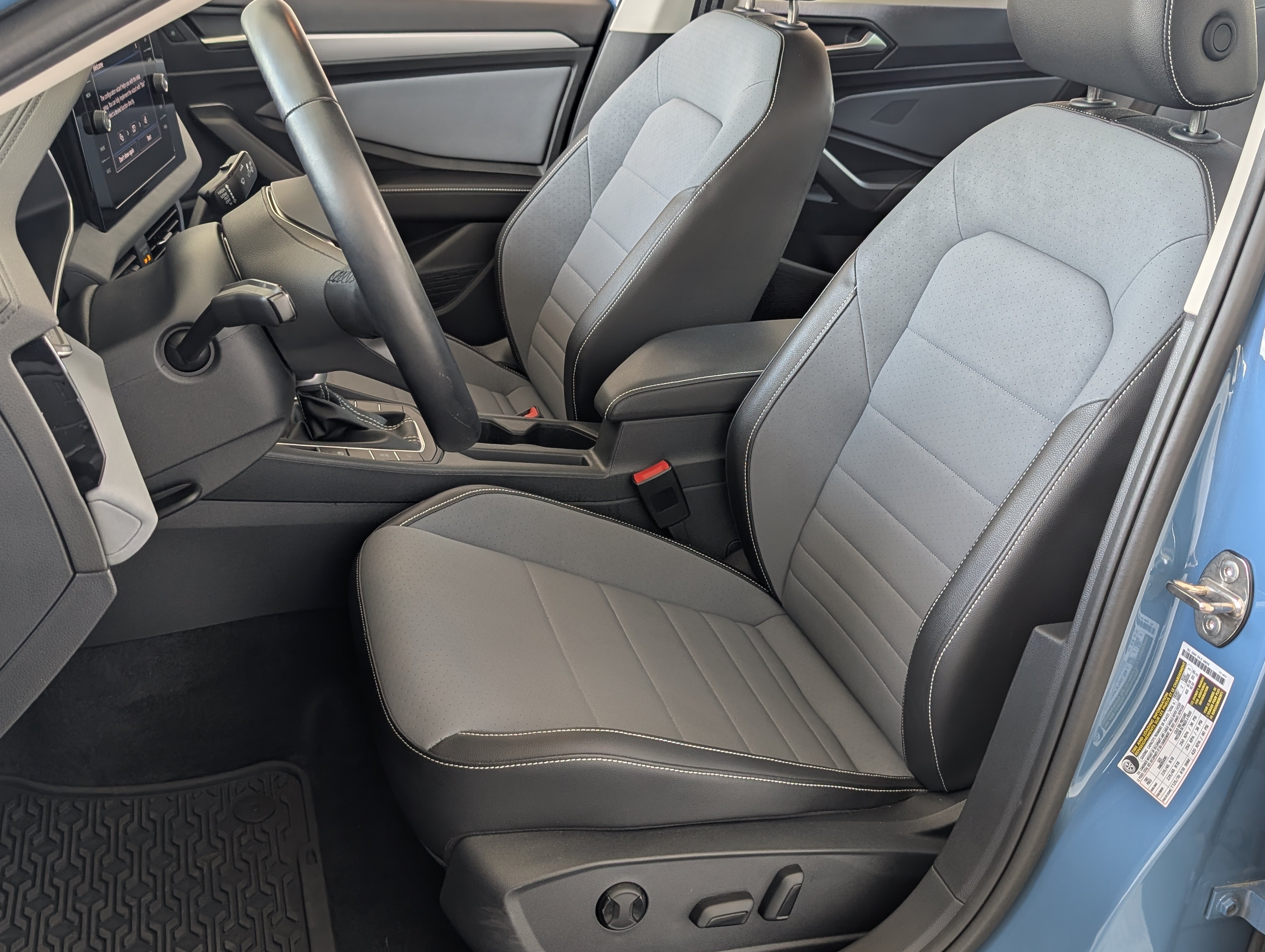 Used 2025 Volkswagen Jetta SE w/ Sunroof Package FWD image 17