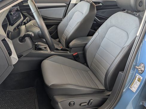Used 2025 Volkswagen Jetta SE w/ Sunroof Package FWD image 17
