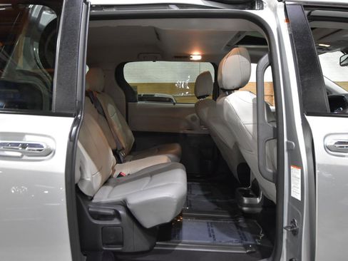 Used 2022 Toyota Sienna XLE image 43