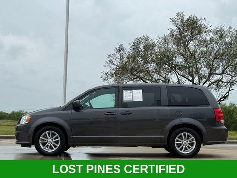 Used 2020 Dodge Grand Caravan SE FWD image 2