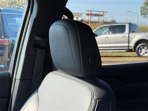 Used 2025 Chevrolet Traverse LT image 11