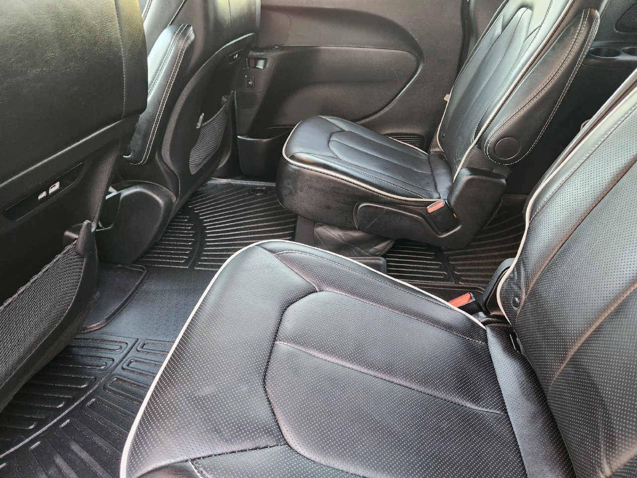 Used 2025 Chrysler Pacifica Limited FWD image 29