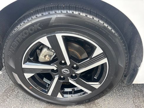 Used 2025 Nissan Sentra SV FWD image 9