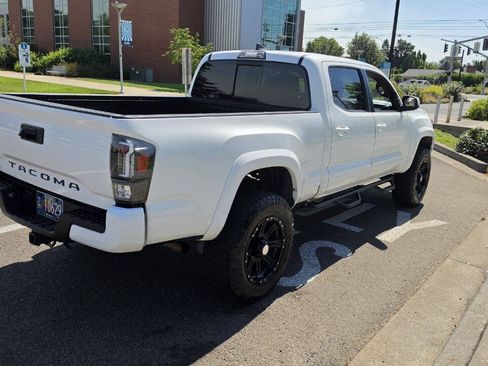 Used 2017 Toyota Tacoma TRD Sport w/ Tow Package AWD/4WD image 5