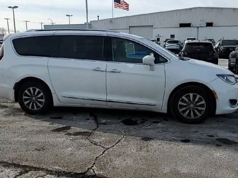Used 2020 Chrysler Pacifica Touring-L Plus w/ Advanced Safetytec Group image 2