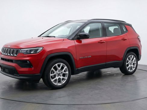 Used 2025 Jeep Compass Limited AWD/4WD image 3