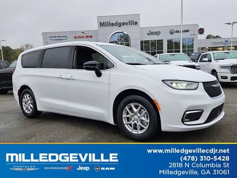 New 2026 Chrysler Pacifica Select image 1