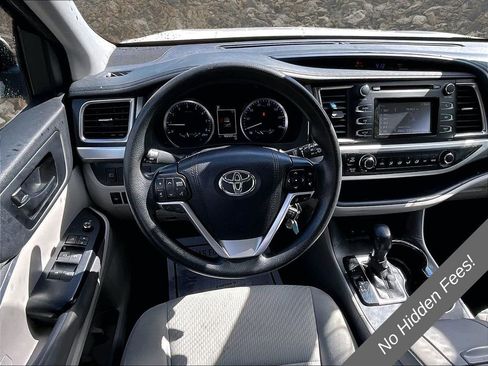 Used 2018 Toyota Highlander LE AWD/4WD image 5