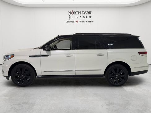 Used 2023 Lincoln Navigator L Black Label AWD/4WD image 2