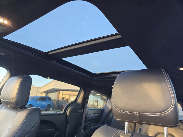 Certified 2025 Chrysler Pacifica Select w/ Fav Edition Package FWD image 8