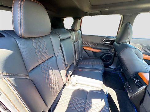 New 2025 Mitsubishi Outlander SEL image 28