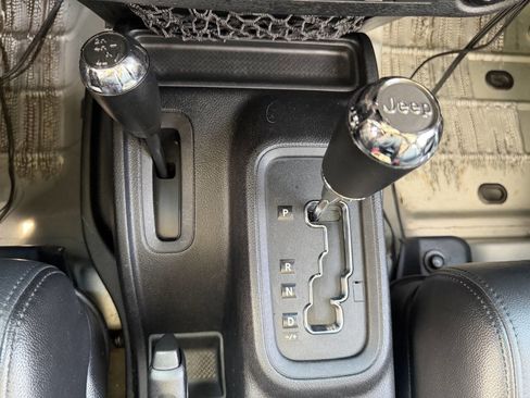 Used 2012 Jeep Wrangler Unlimited Sahara w/ Connectivity Group AWD/4WD image 13