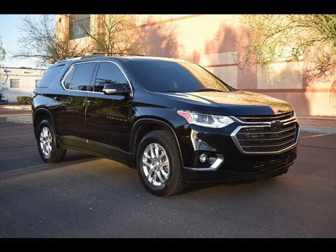 Used 2018 Chevrolet Traverse LT image 2
