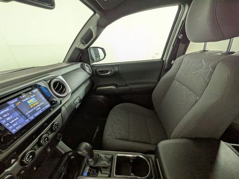 Used 2017 Toyota Tacoma TRD Sport w/ Tow Package (A/T) image 29