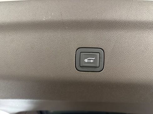 Used 2024 GMC Yukon SLT w/ SLT Premium Package RWD image 9