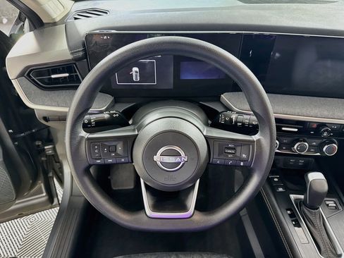 Used 2025 Nissan Kicks SV AWD/4WD image 13