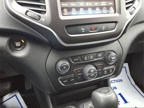 Used 2021 Jeep Cherokee Trailhawk image 18