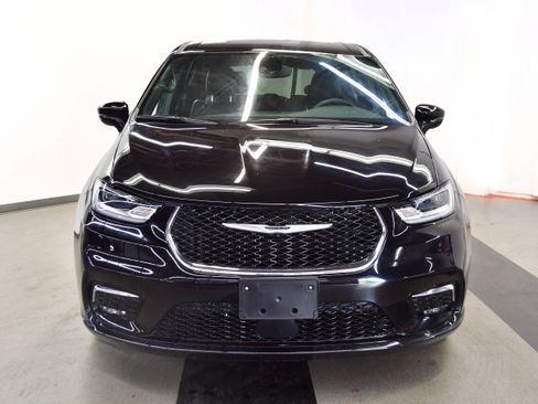 Used 2025 Chrysler Pacifica Select FWD image 3
