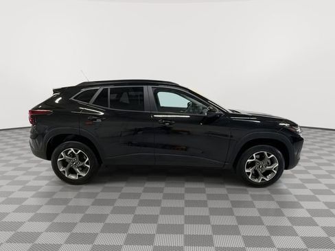 Certified 2025 Chevrolet Trax LT w/ LT Convenience Package FWD image 12