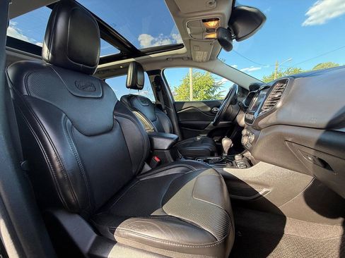 Used 2019 Jeep Cherokee Overland w/ Technology Group AWD/4WD image 10